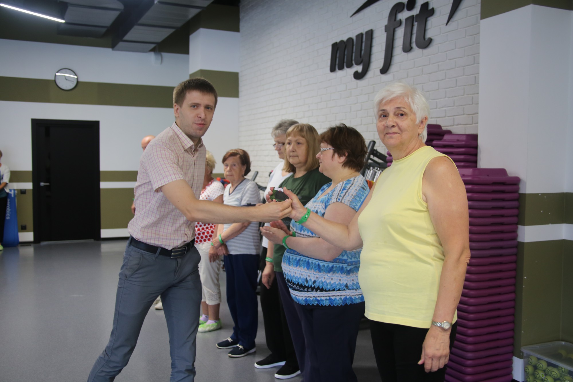 В Твери пенсионерам вручили абонементы сети фитнесс-клубов | 21.07.2022 |  Тверь - БезФормата