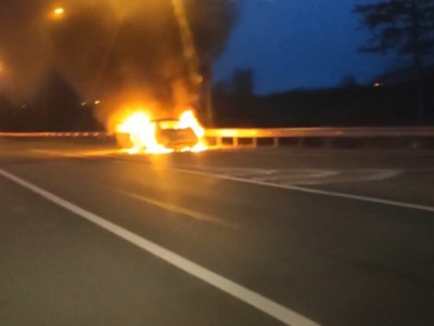 Опубликовано видео горящего автомобиля Nissan на трассе - Новости ТИА