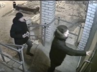 В Твери просят опознать вандалов, выбивших дверь в жилом доме - Новости ТИА