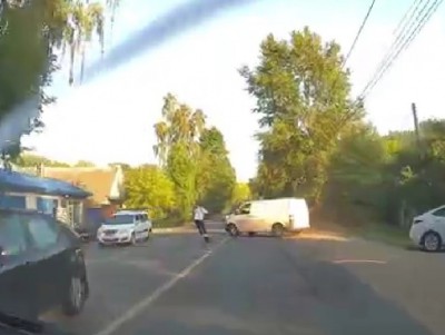 В Твери сняли на видео, как самокат увернулся от разворачивающегося фургона - новости ТИА