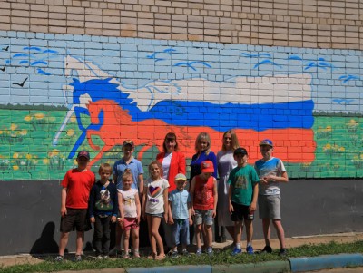 Жители Ржева нарисовали к Дню России на своем доме граффити - Новости ТИА