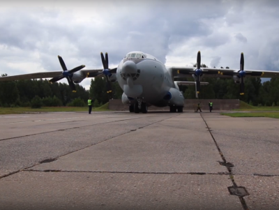 Лётчики опубликовали видео посадки АН-22 в нештатных ситуациях - Новости ТИА