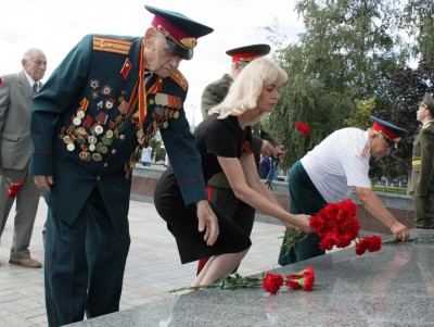 Участник Курской битвы возложил к Обелиску Победы цветы - новости ТИА
