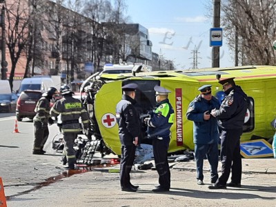 В Твери машина скорой помощи попала в страшную аварию  - Новости ТИА