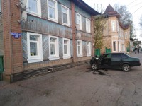 В Бежецке машина въехала в жилой дом - Новости ТИА