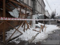 В Твери на Новоторжской на остановку упала глыба снега - Новости ТИА
