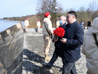 Игорь Руденя возложил цветы к мемориалу в деревне Ксты - новости ТИА