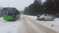 Два человека пострадали при столкновении пассажирского автобуса и легковушки под Тверью - Новости ТИА