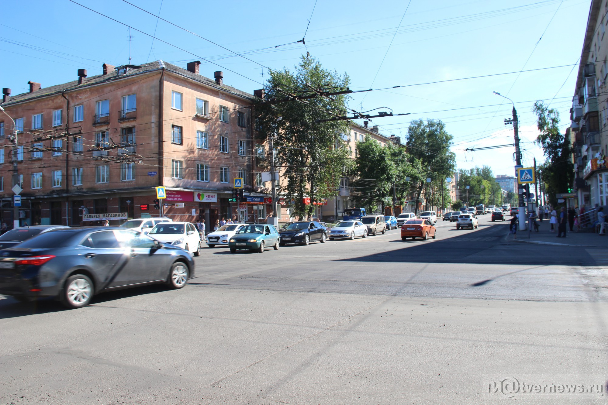 В Твери на перекресте проспект Победы и Волоколамский проспект рельсы  закатали в асфальт