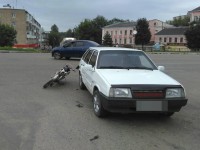 Во Ржеве "девятка" решила проскочить перед мопедом, но не успела - Новости ТИА