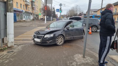 В Твери автомобиль сбил женщину на тротуаре и врезался в столб - Новости ТИА
