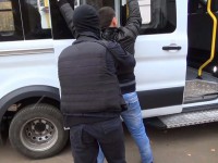 Появилось видео обысков и задержания ФСБ преступной группы, которая легализовала нелегалов в Твери - Новости ТИА