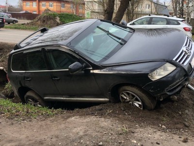 В Твери пьяный водитель и пассажир на внедорожнике вылетели в канаву - Новости ТИА