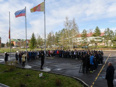 40% школ Тверской области ввели церемонию поднятия флага и исполнения гимна - Новости ТИА