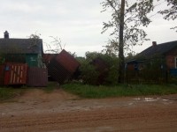 В Зубцовском районе Тверской области ураган выворотил деревья с корнем и поломал заборы - Новости ТИА