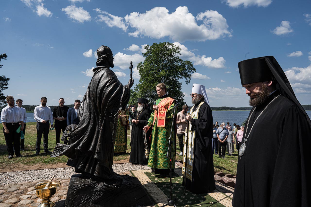 Инок герой. Памятник иеромонаху Амвросию в Нило-Столобенской пустыни. Памятник иеромонаху Амвросию. Памятник полковому священнику в Ниловой пустыни.