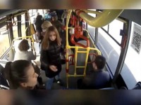 В Твери видеокамера сняла момент падения женщины в автобусе - новости ТИА