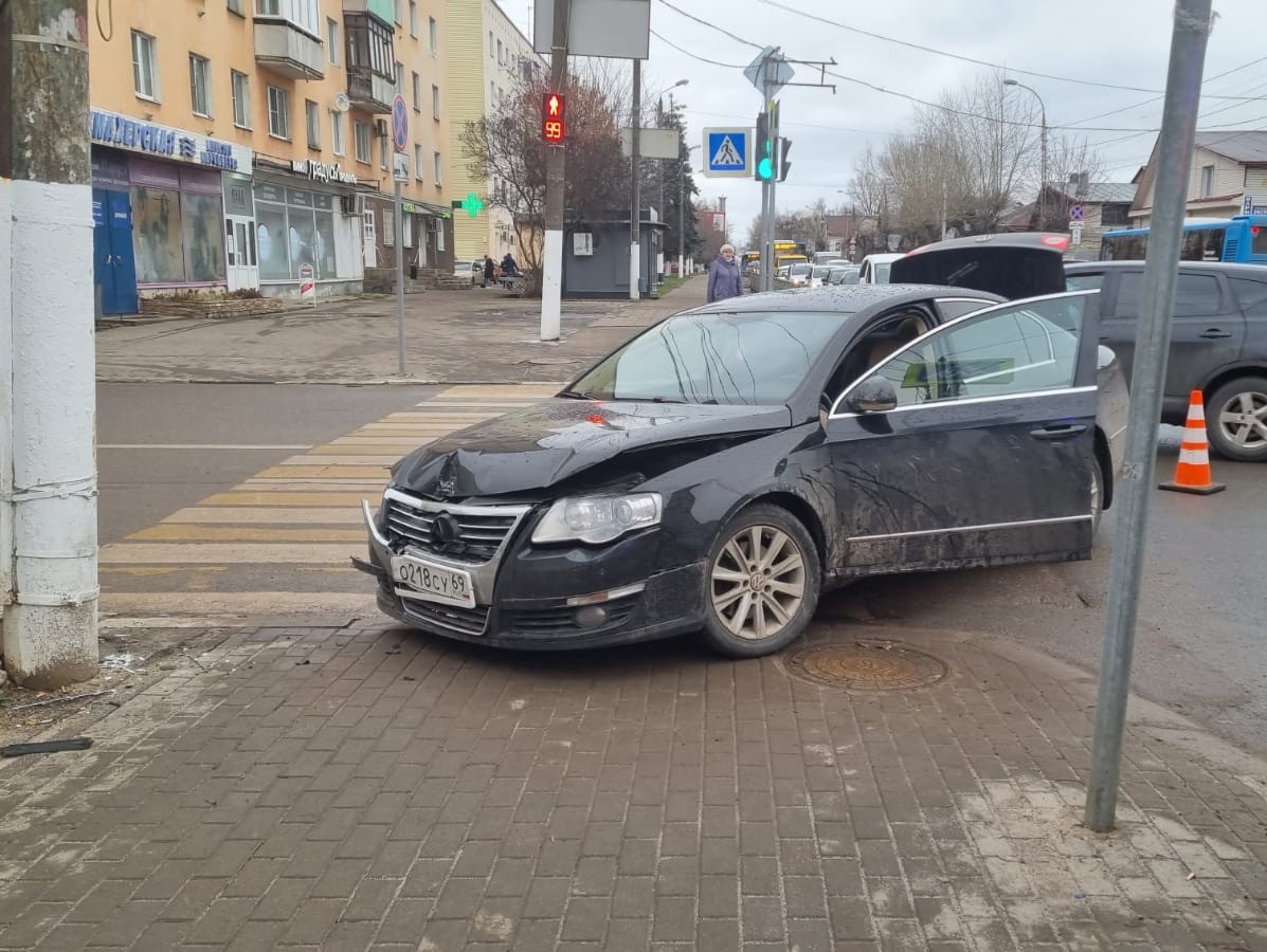 В Твери автомобиль сбил женщину на тротуаре и врезался в столб | 15.11.2021  | Тверь - БезФормата