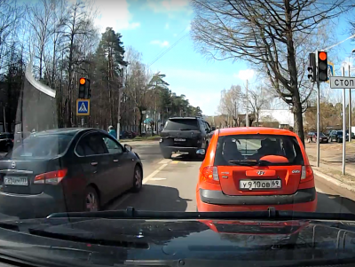 В Твери два автомобиля проигнорировали пешеходов и красный сигнал светофора - Новости ТИА