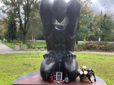 В Твери к памятнику жертвам репрессий принесли фото погибшего неонациста - новости ТИА