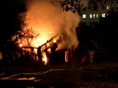 В Твери за ТЦ Олимп сгорел деревянный дом - Новости ТИА