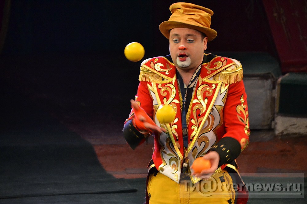 Клоуны акробаты. Клоун из цирка в Казани ,,коледоскоп”. Ирс 2018 жонглеры.