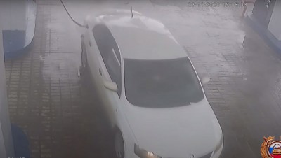 В Твери забывчивый водитель вырвал колонку на автозаправочной станции - новости ТИА