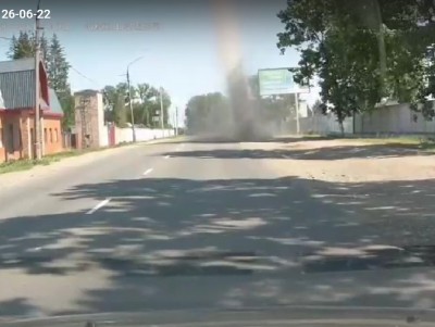 Во Ржеве пылевой вихрь угрожал автомобилю - новости ТИА