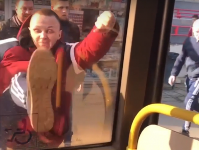 Устроившие драку в тверском автобусе пьяные люди объяснили своё поведение - Новости ТИА