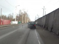 В Лихославле у машины на полном ходу отвалилось колесо и перепрыгнуло через забор - Новости ТИА