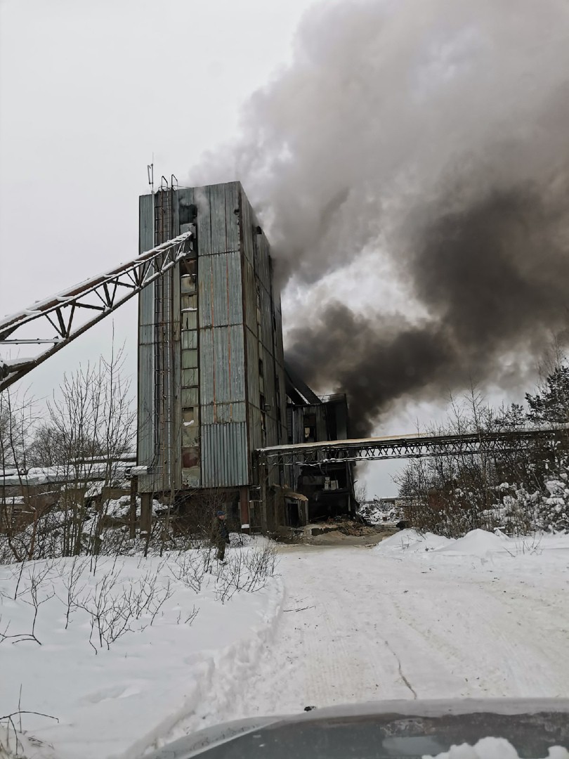 В городе Конаково горит бывший бетонный завод | 21.01.2021 | Тверь -  БезФормата