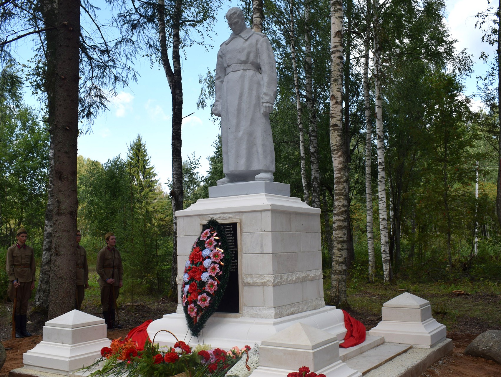 В Оленинском районе воссоздали скульптуру воина на братской могиле - ТИА