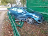 В Твери Hyundai после столкновения снёс забор частного дома  - Новости ТИА