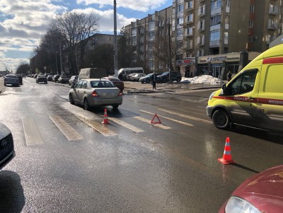 Ослеплённый солнцем водитель сбил женщину на пешеходном переходе в Твери - Новости ТИА