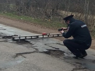 Сотрудники ГИБДД обнаружили на дороге в Тверской области глубокие ямы - новости ТИА