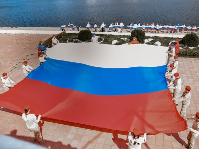 В Твери развернули 12-тиметровый флаг России - Новости ТИА
