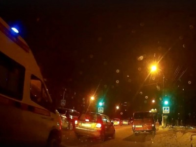 В Твери сняли видео, где водитель не пропустил скорую с "мигалкой" - Новости ТИА