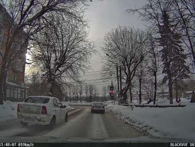В Твери по видео из ВК разыскали водителя, проехавшего по встречке на красный - Новости ТИА