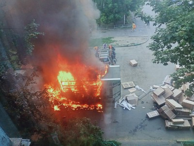 Во дворе дома в Твери сгорел фургон - Новости ТИА