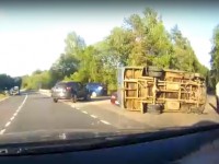 В Тверской области фургон перевернулся на бок и "лёг" на легковушку - новости ТИА