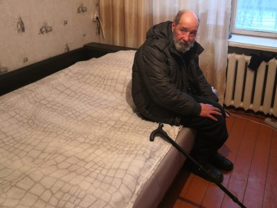 Дядя Саша в тепле: жители спасли бездомного мужчину с остановки - Новости ТИА