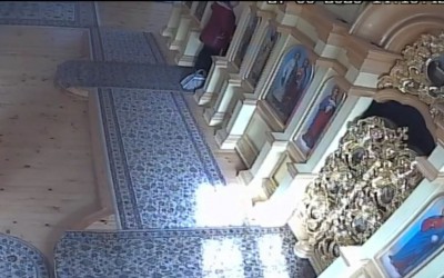 Женщина помолилась и украла ювелирные украшения из тверского храма - Новости ТИА
