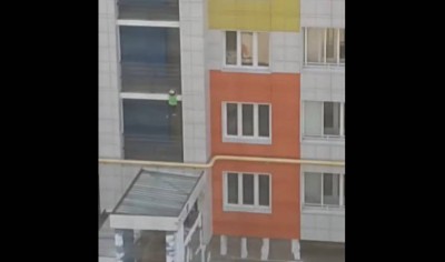 В Твери ребёнок повис на перилах балкона и сорвался вниз - Новости ТИА