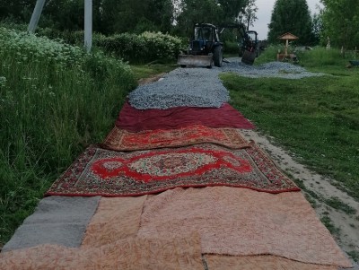 В Тверской области дорогу в деревне строят из ковров и покрышек - новости ТИА