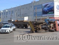 В Твери водитель трактора при столкновении с КамАЗом вылетел из кабины - Новости ТИА