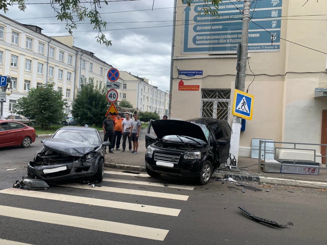 В центре Твери водитель кроссовера получил серьёзные травмы в ДТП |  04.08.2021 | Тверь - БезФормата