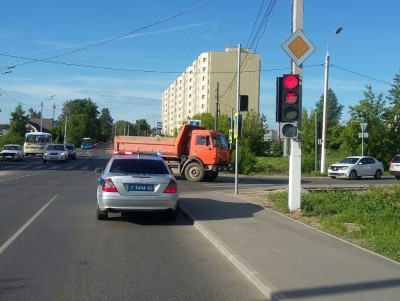 "Камаз" наехал на пенсионерку, переходившую дорогу на красный сигнал в Твери - Новости ТИА