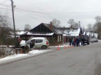 В Тверской области после столкновения двух легковушек одна из них врезалась в опору ЛЭП, пострадали женщина и ребёнок - Новости ТИА