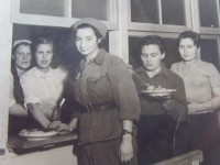 В немецком концлагере её называли "маленьким солдатиком": в плену она так и не сняла советскую военную форму. Рассказ Августа Аустрина о своей маме - Новости ТИА