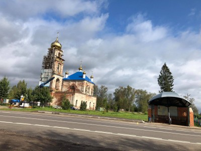 Под Тверью на колокольню 200-летней церкви водрузили новый купол - Новости ТИА